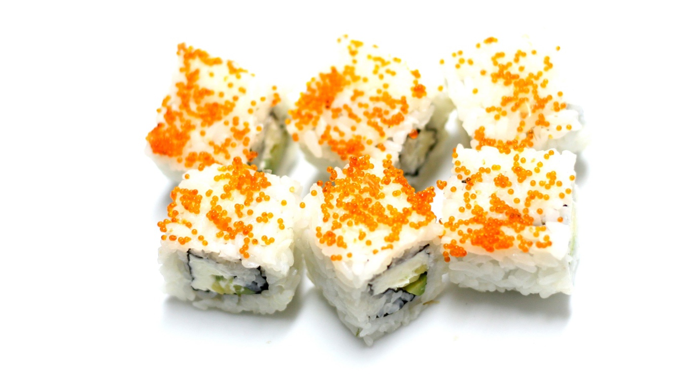 Суши с с рисом и красной икрой на белом фоне