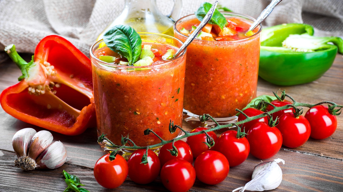 Овощные смузи в стаканах на столе с овощами 