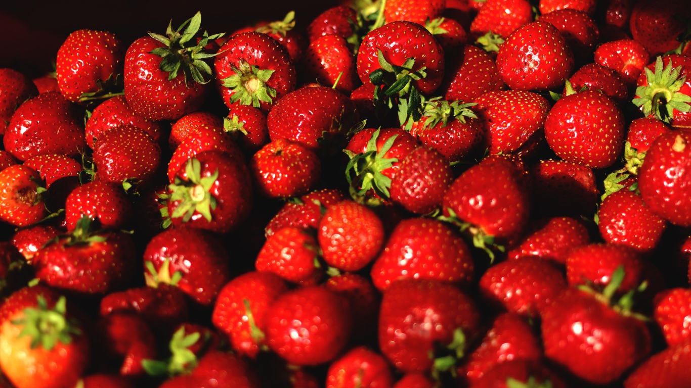 Аппетитная сладкая спелая клубника крупным планом