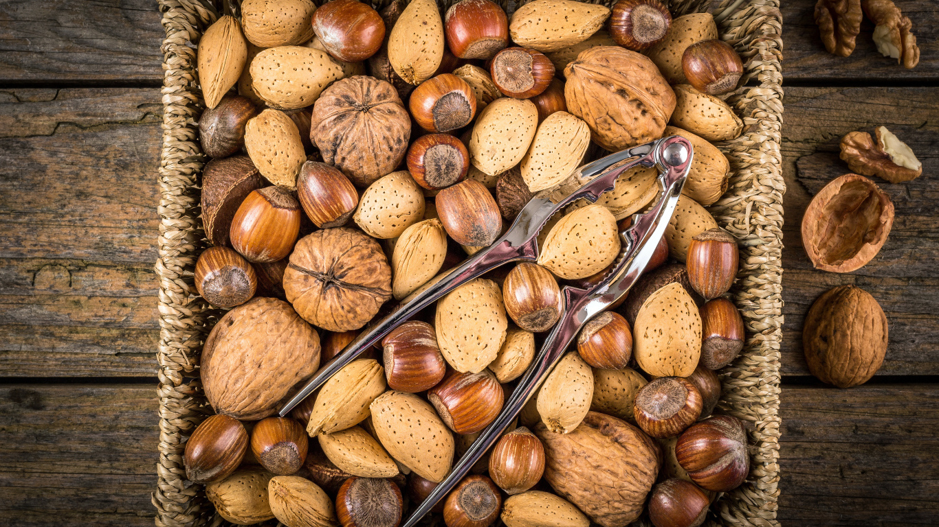 Корзина с разными орехами на столе