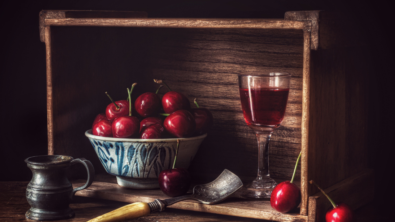 Черешни в ящике с рюмкой ликера