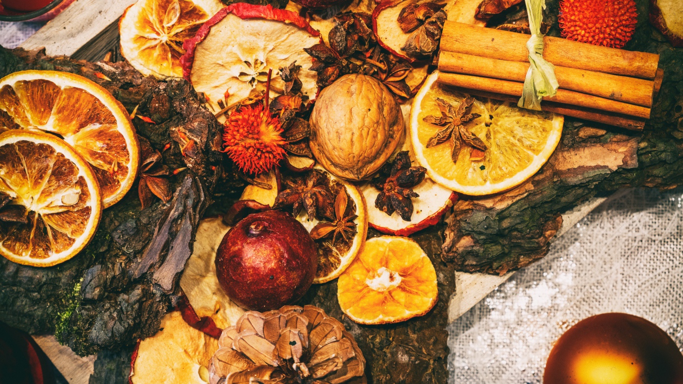 Сухофрукты, орехи и еловые шишки на столе