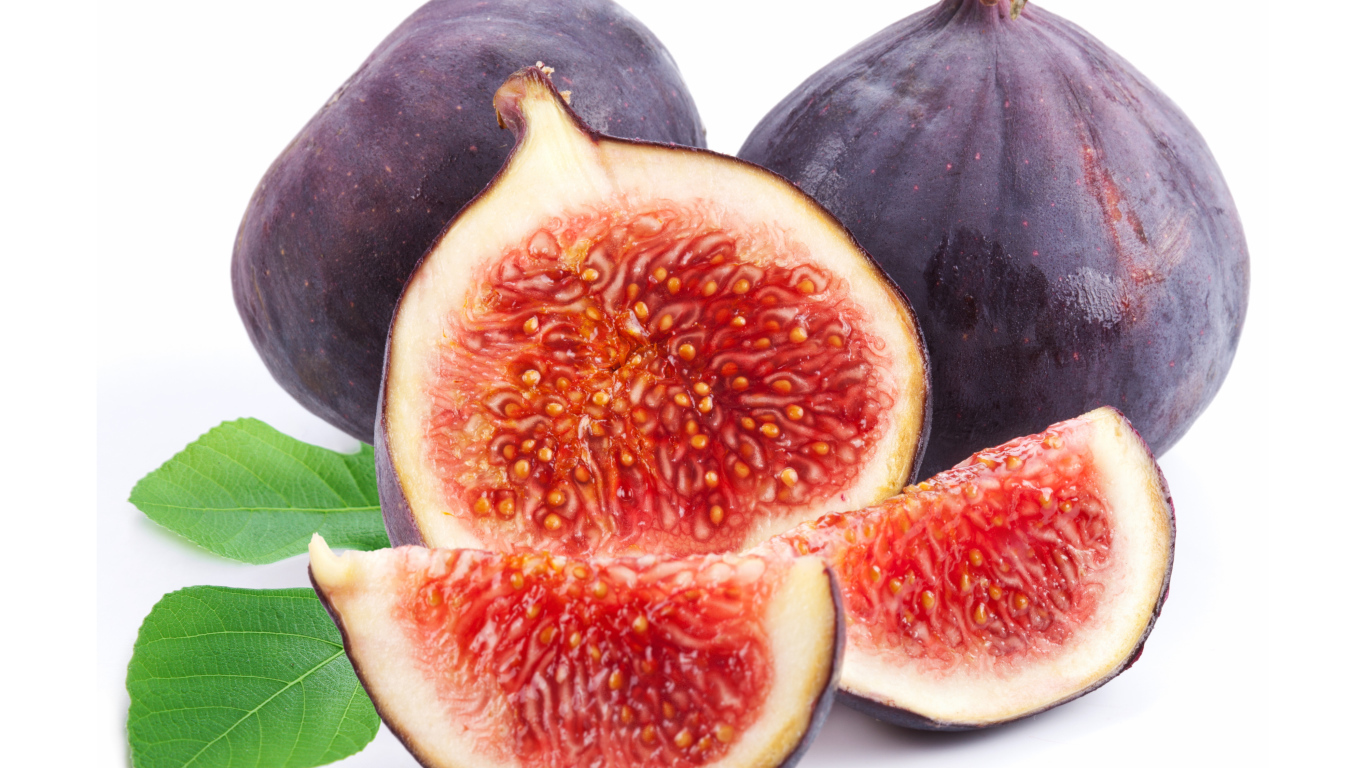 Плоды инжира на белом фоне крупным планом