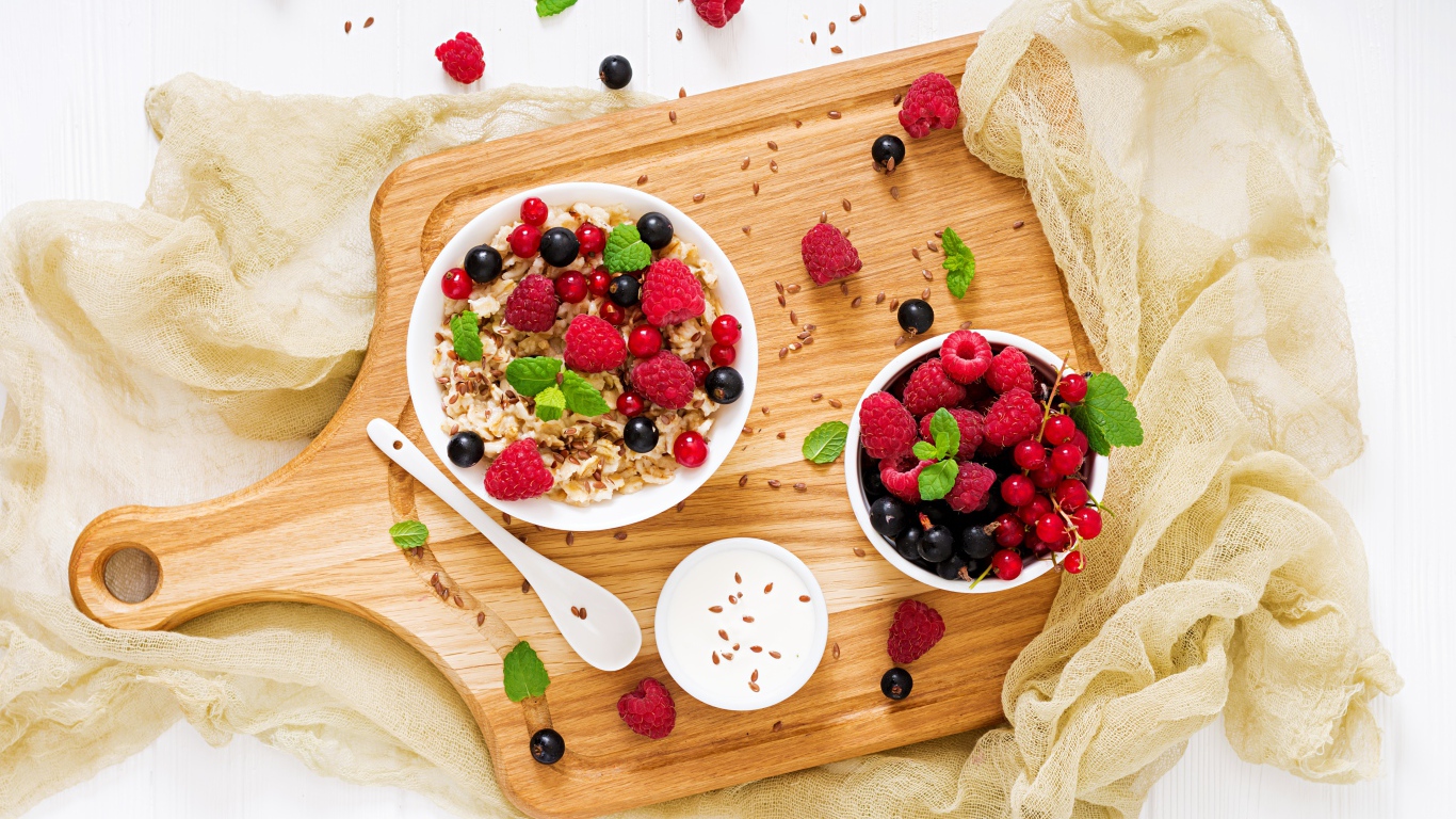 Хлопья на разделочной доске с ягодами 