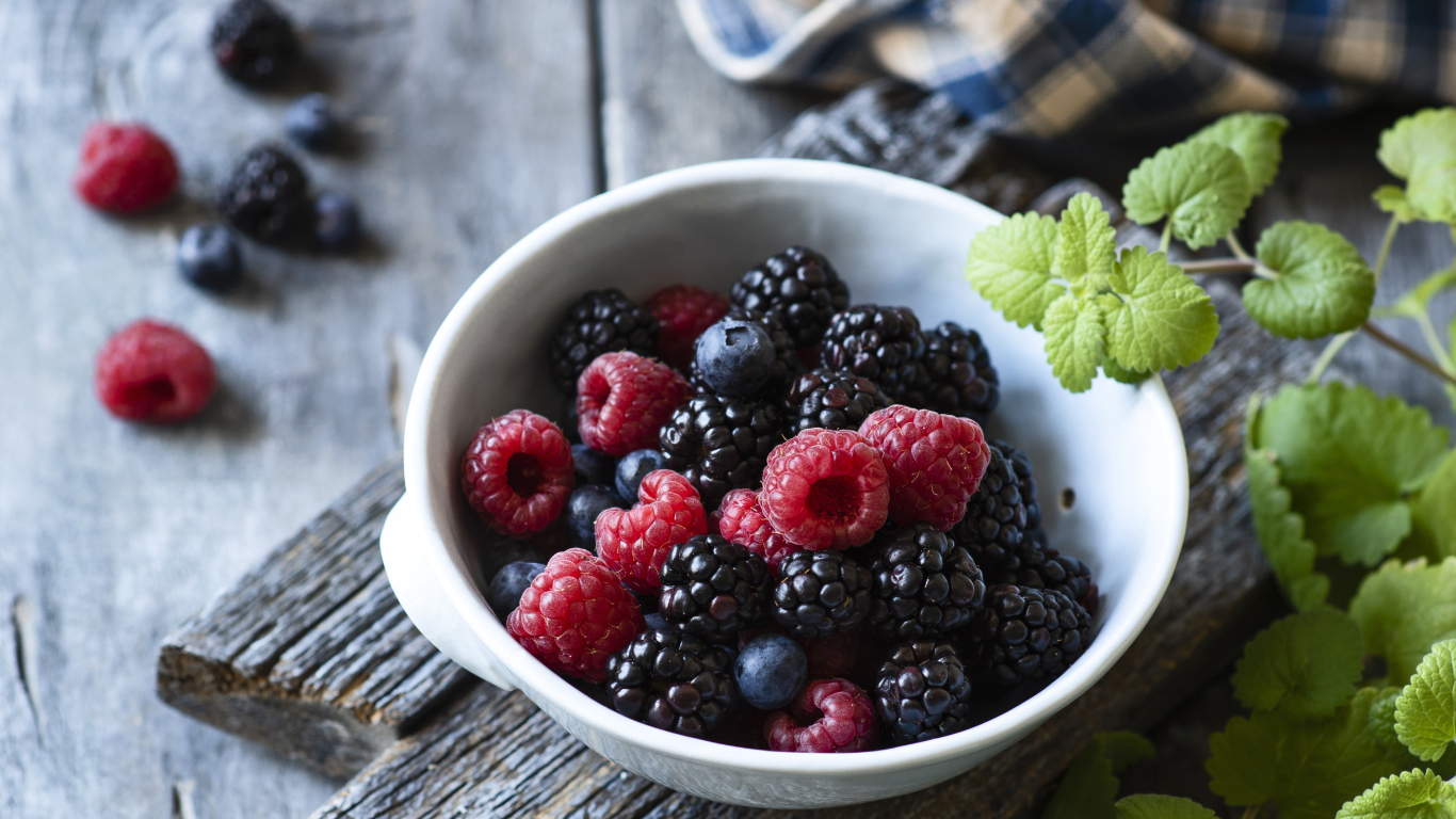 Свежие спелые ягоды малины, черники и ежевики