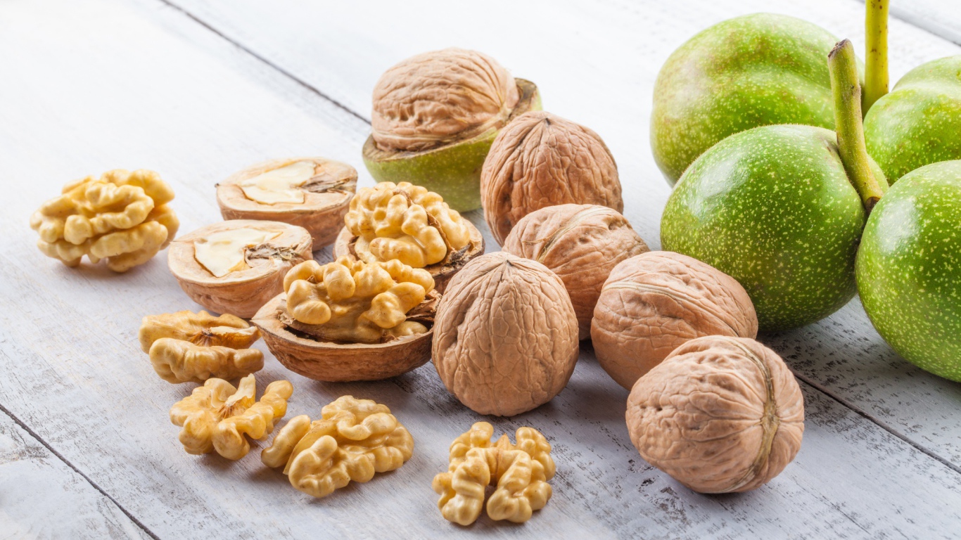 Грецкие орехи в скорлупе на столе