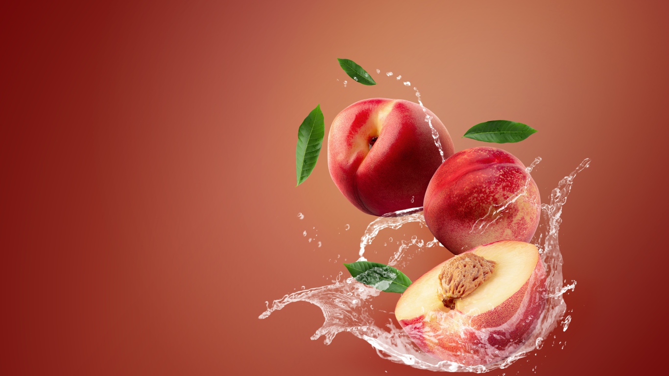 Нектарин в воде на розовом фоне