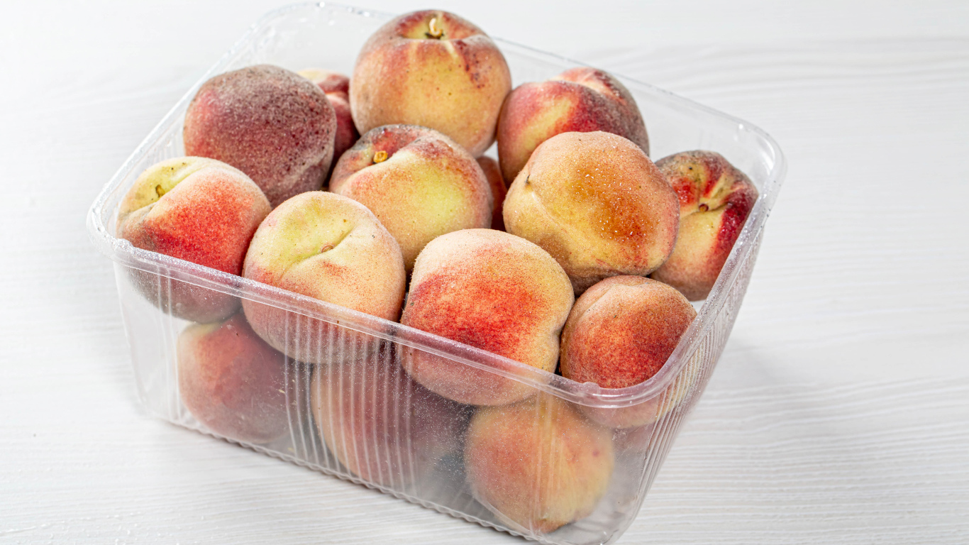 Персики с пластиковом контейнере 