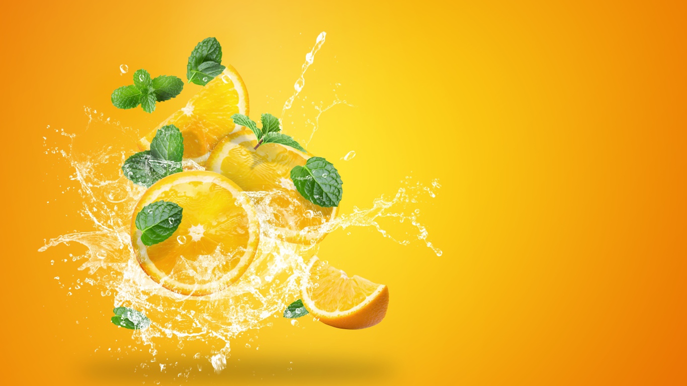 Куски апельсина в брызгах воды на оранжевом фоне