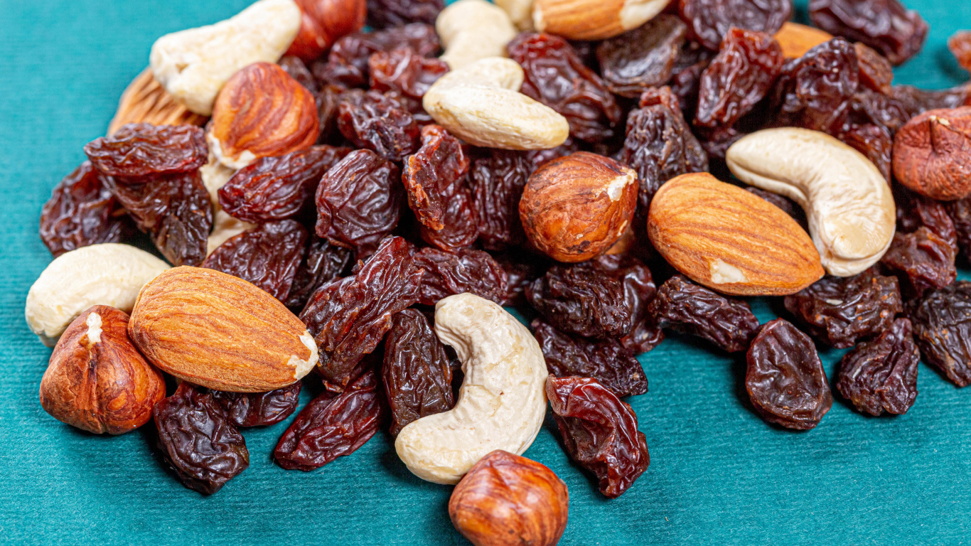 Изюм и орехи на голубом столе