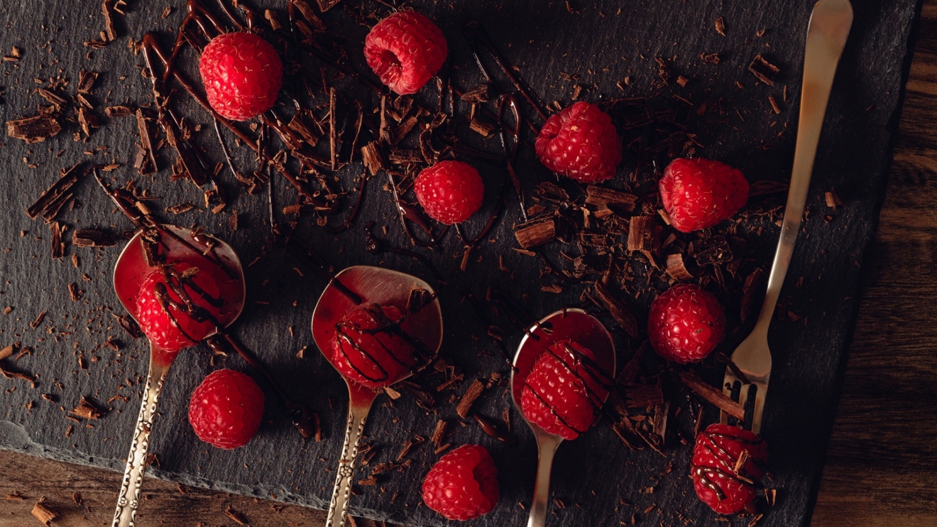 Малина на столе с шоколадной стружкой 