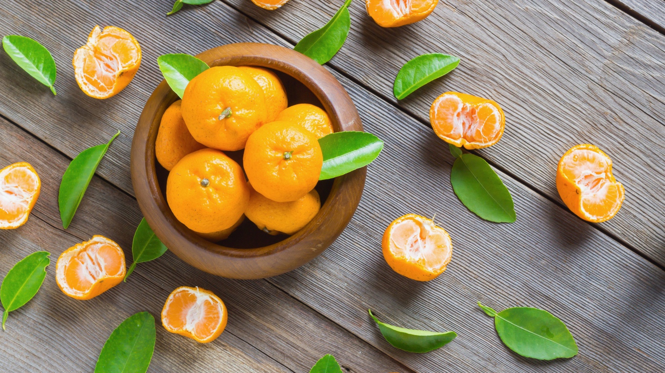 Спелые оранжевые мандарины на деревянном столе вид сверху