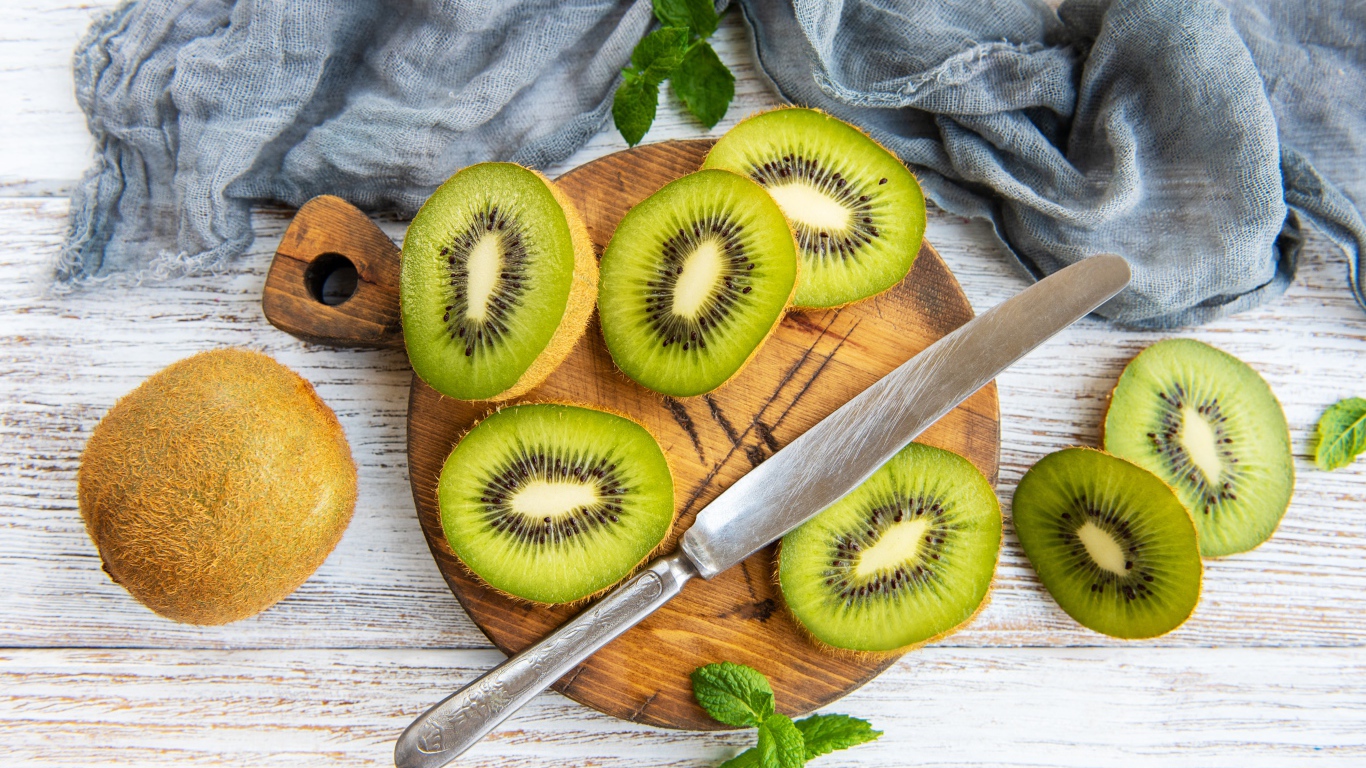 Нарезанное киви на разделочной доске