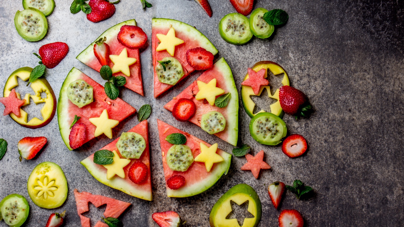 Кусочки арбуза с фруктами на сером фоне