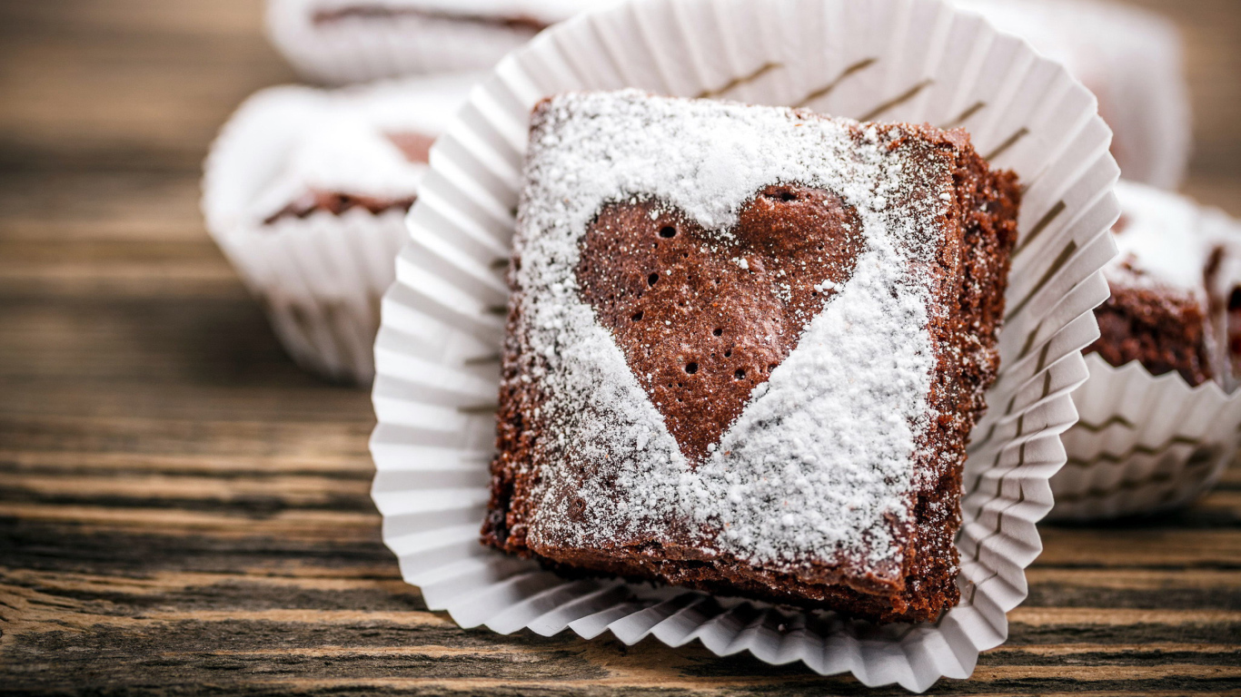 Кусок десерта брауни с сердцем из сахарной пудры