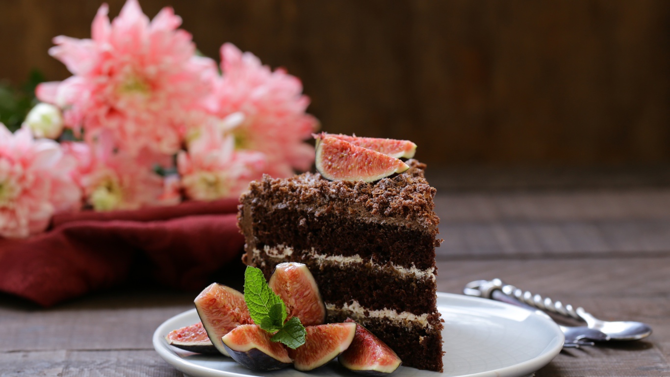 Кусок шоколадного торта с кусочками инжира 