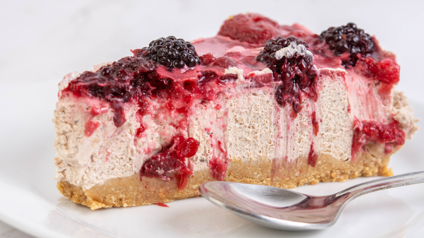 Кусок вкусного чизкейка с ягодами черники 