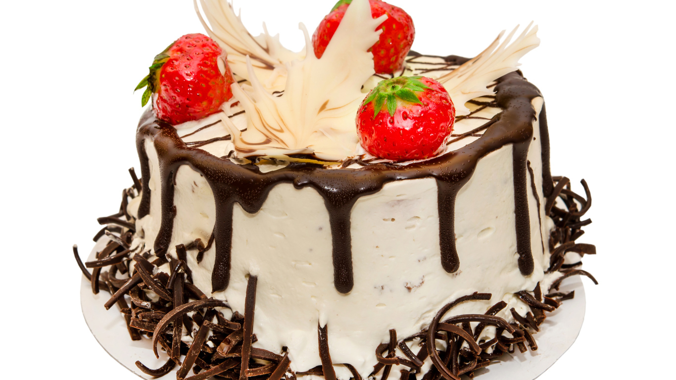 Аппетитный торт украшен шоколадом и клубникой на белом фоне