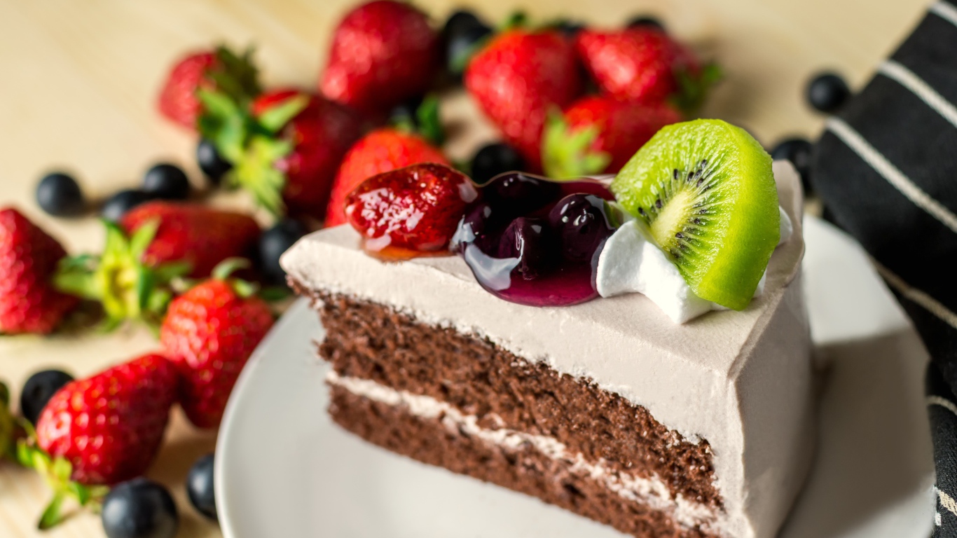 Аппетитный кусок торта с белым суфле и ягодами