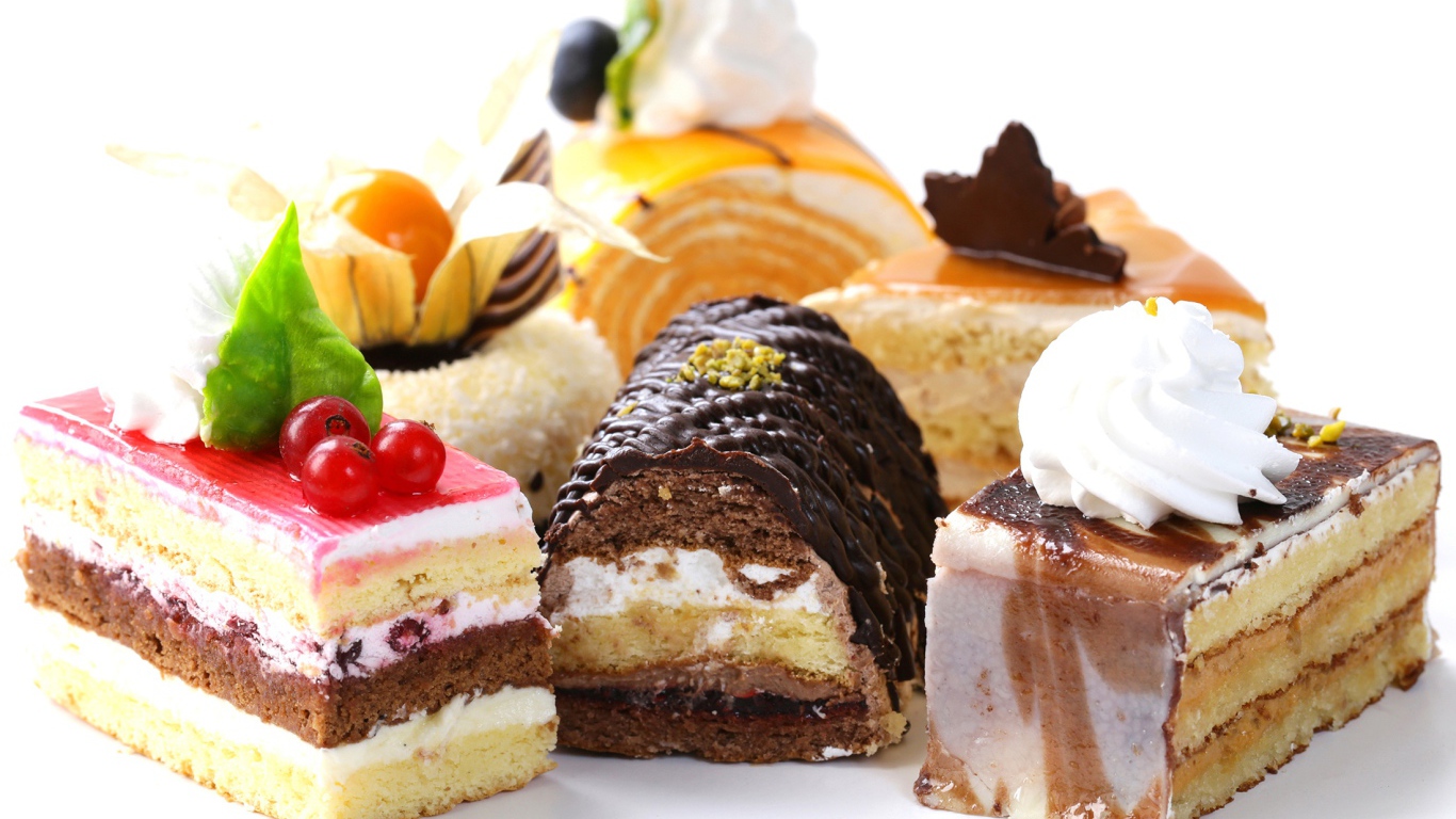 Аппетитные пирожные на белом фоне