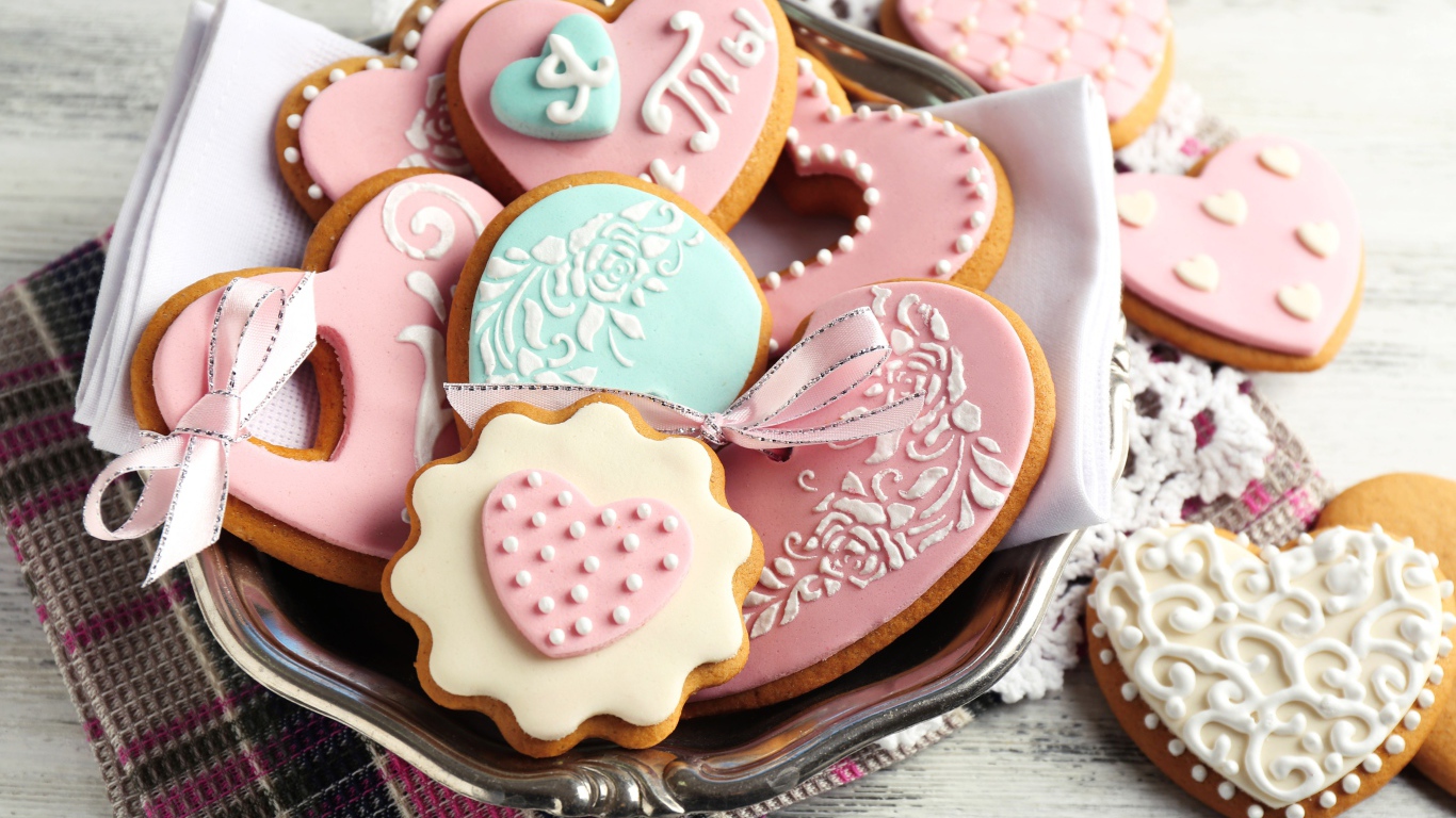 Аппетитное печенье в форме сердца с сахарной глазурью  для любимой