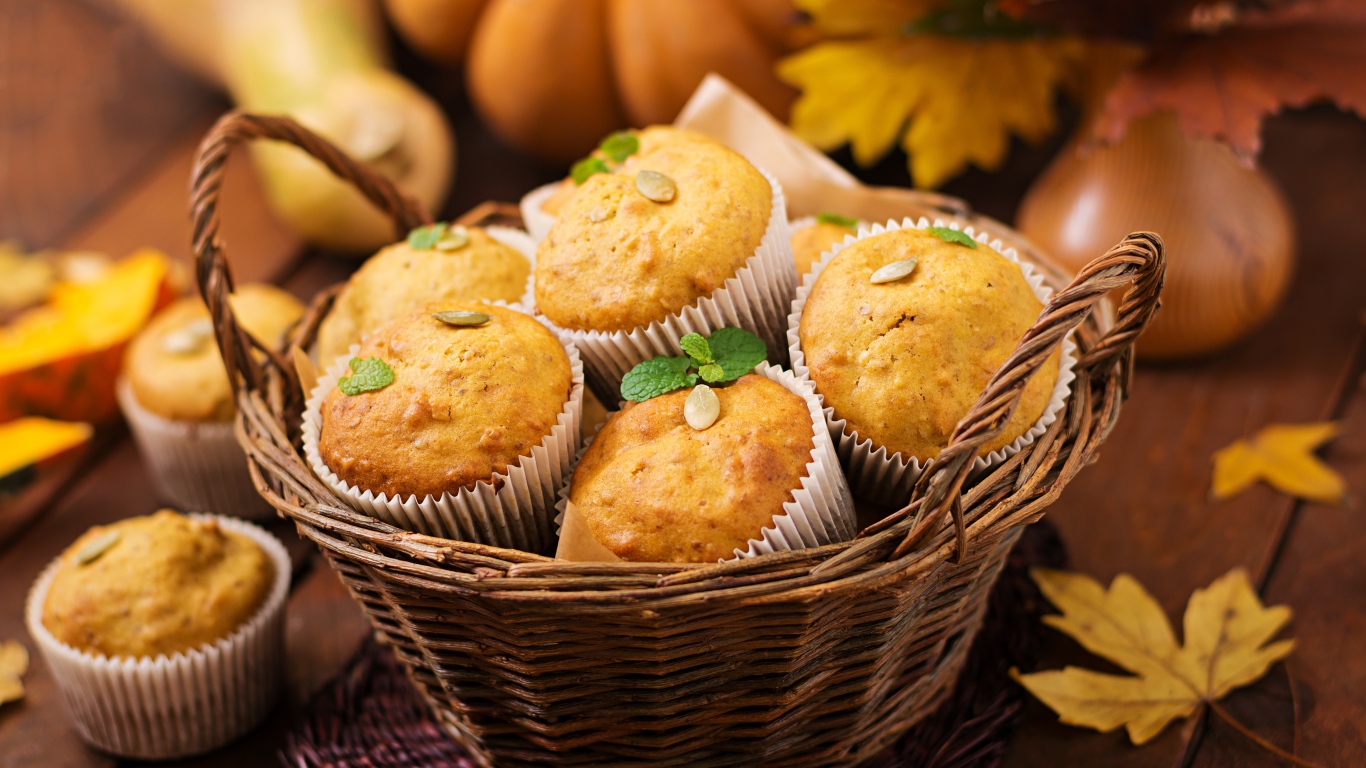 Корзина с кексами на столе осенью 