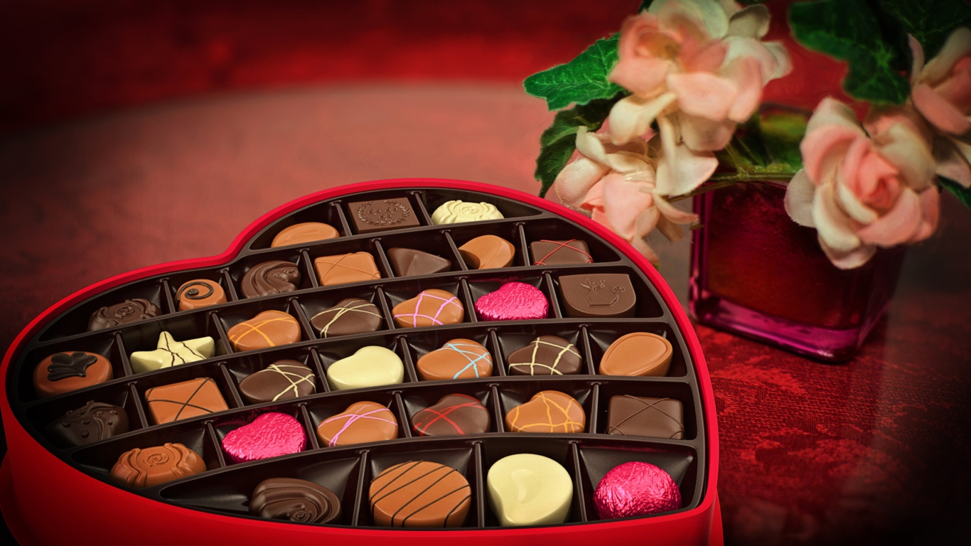 Большая красная коробка в форме сердца с шоколадными конфетами