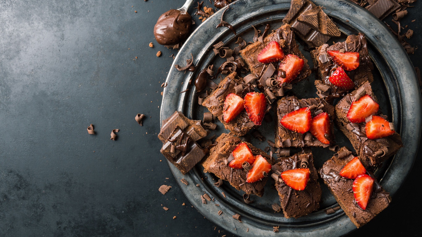 Десерт брауни с шоколадом и клубникой