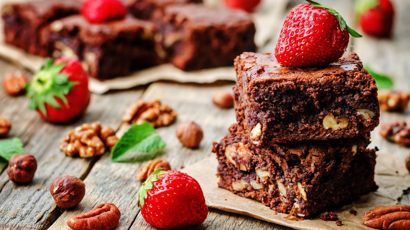 Брауни с орехами и свежими ягодами клубники