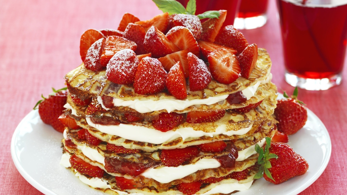 Торт из оладьей с клубникой, джемом и сметаной