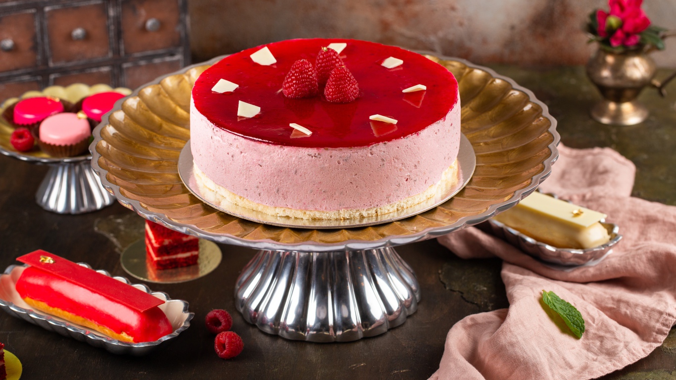 Торт суфле с ягодами малины на большой вазе 