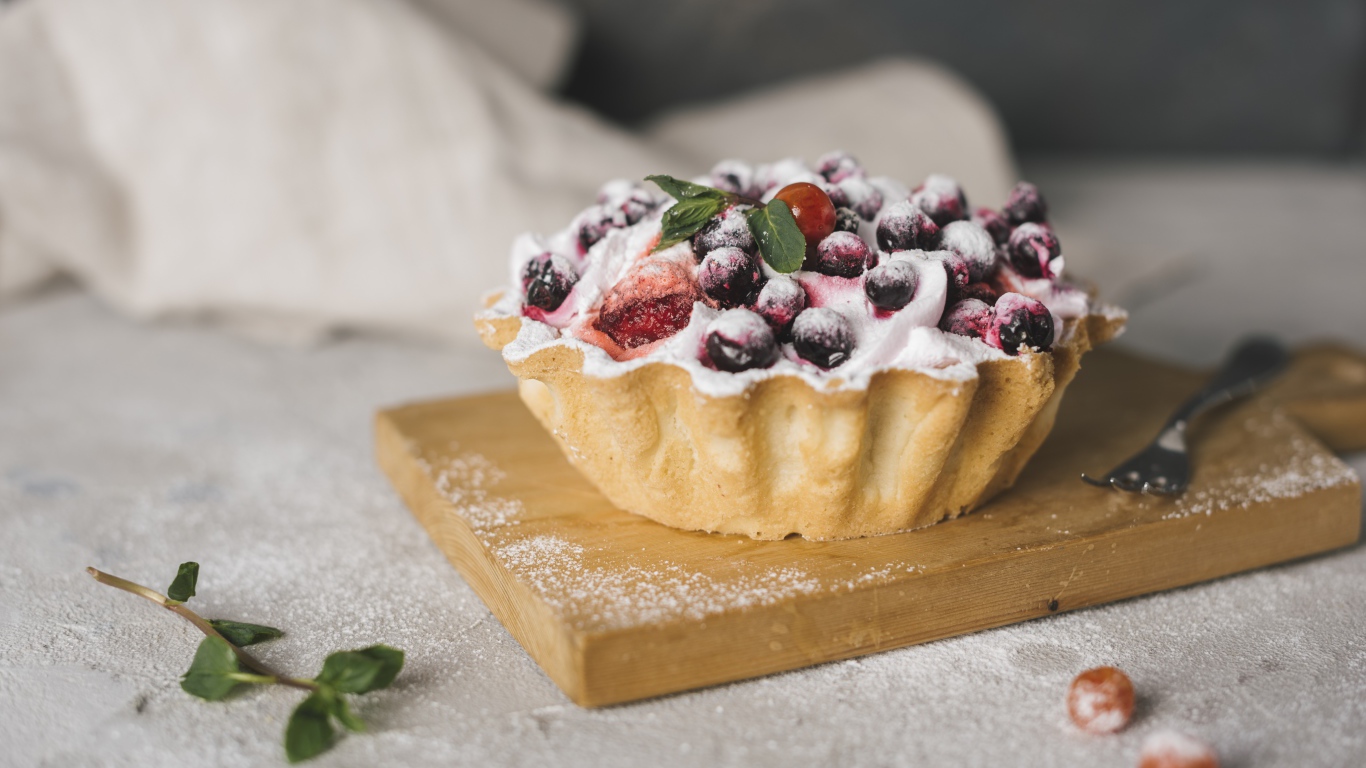 Пирог с ягодами и сахарной пудрой 