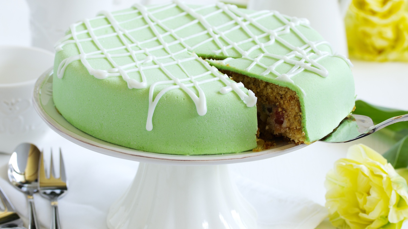 Торт с зеленой мастикой на подносе 