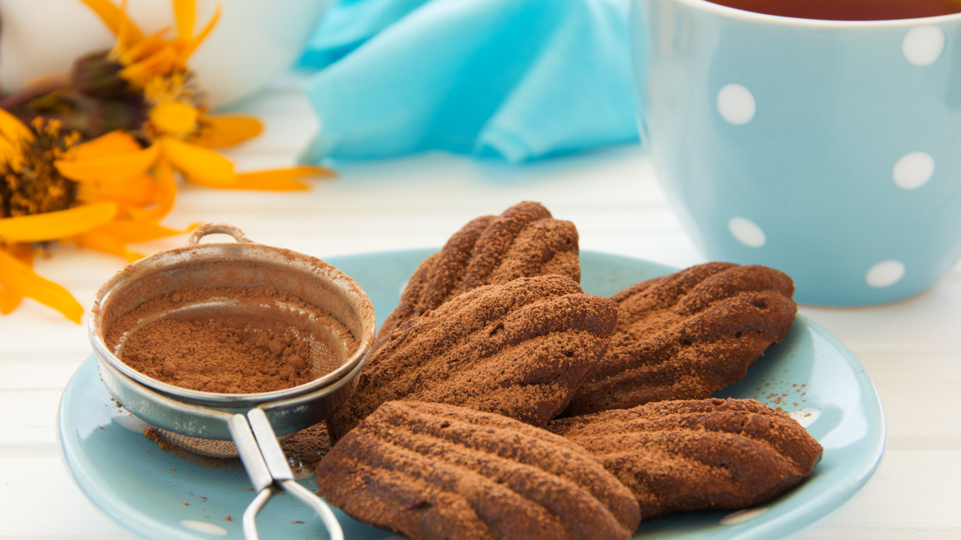 Шоколадное печенье с какао на столе с чаем 