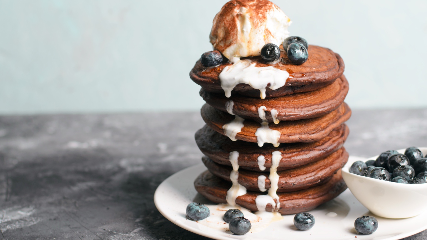 Шоколадные оладьи с мороженым и ягодами черники 