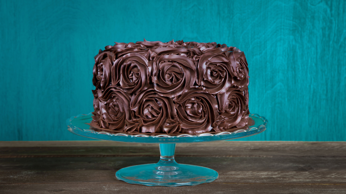 Шоколадный торт на стеклянном подносе на столе