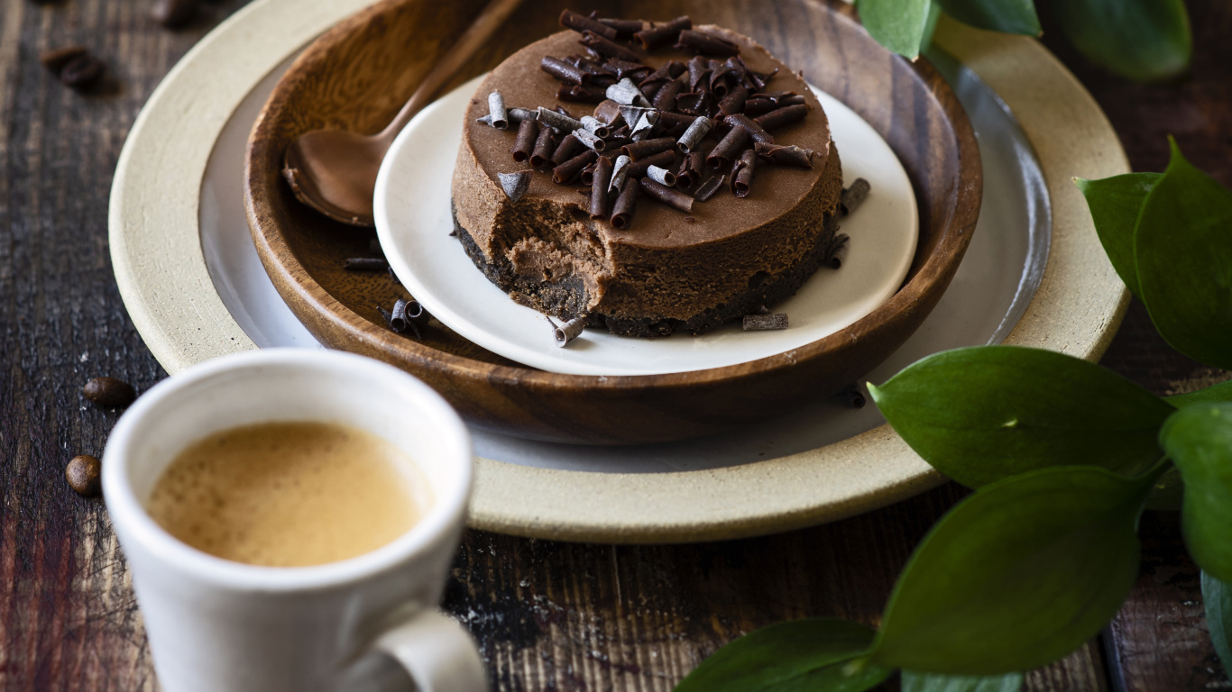Шоколадный торт на тарелке на столе с кофе