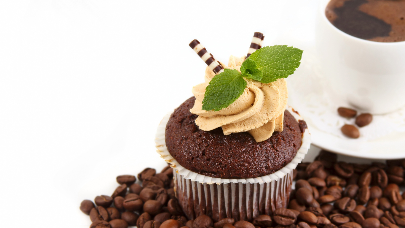 Шоколадный кекс с кремом на столе кофе и кофейными зернами