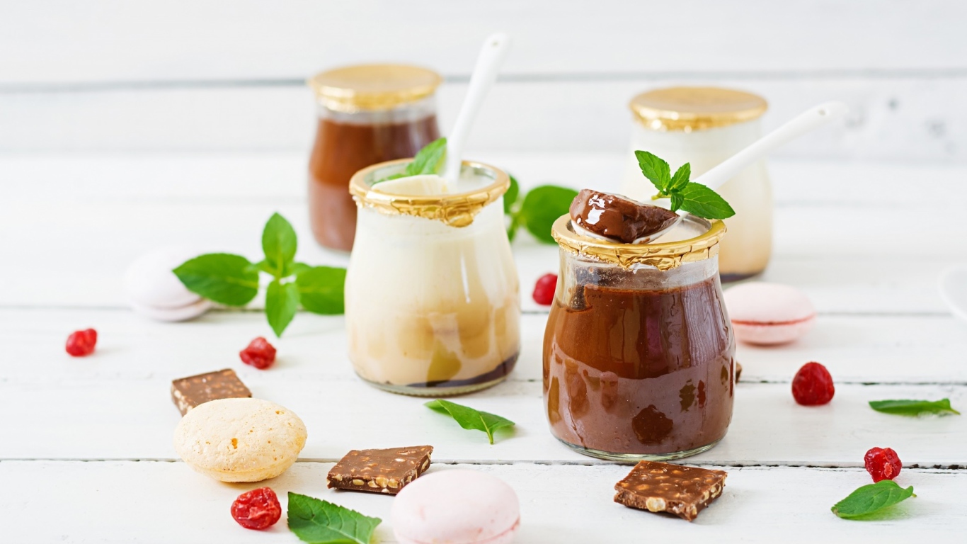 Шоколадная паста в баночках на столе 