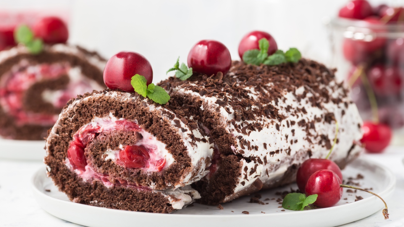 Шоколадный рулет с кремом и черешней 