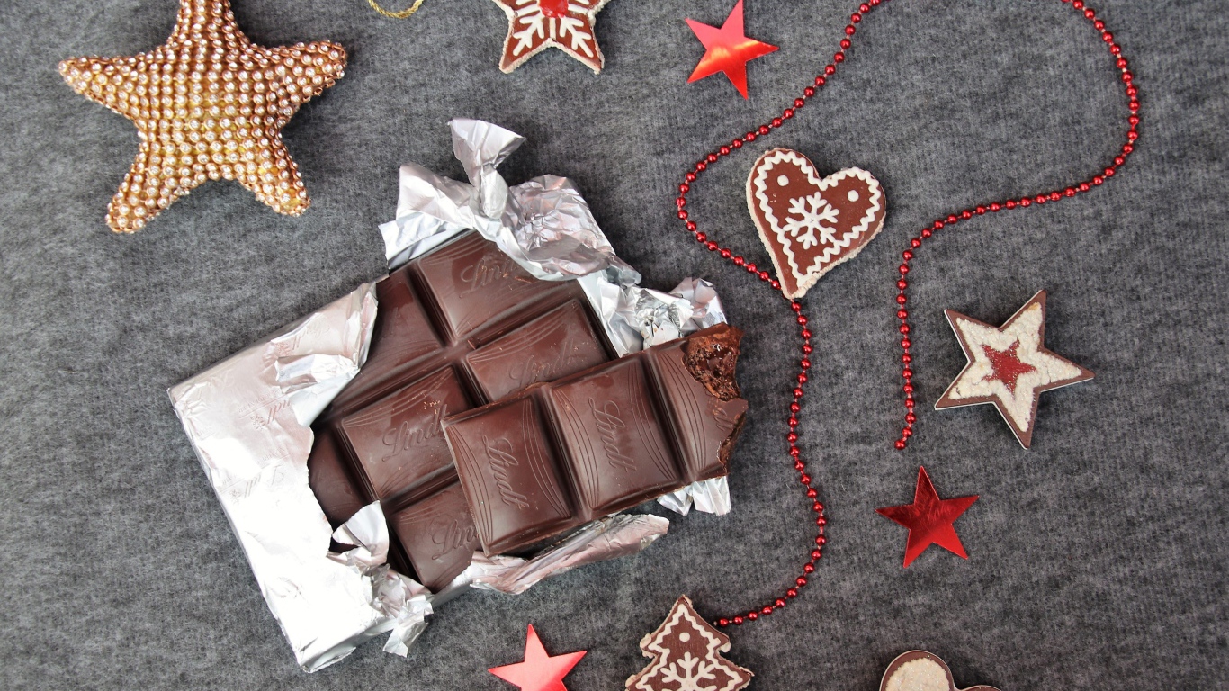 Шоколад с печеньем и украшениями на сером фоне