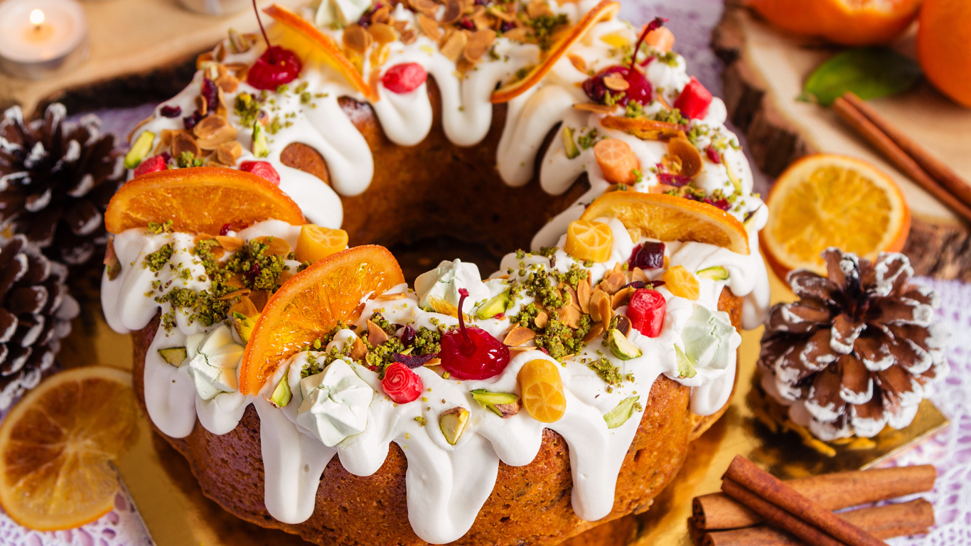 Кекс с глазурью и сухофруктами на Рождество 