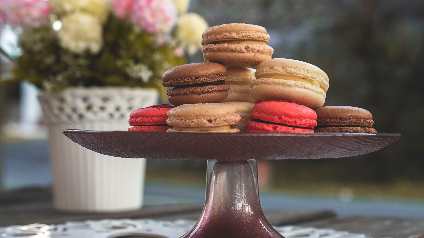 Разноцветный десерт макарун в вазе на столе 