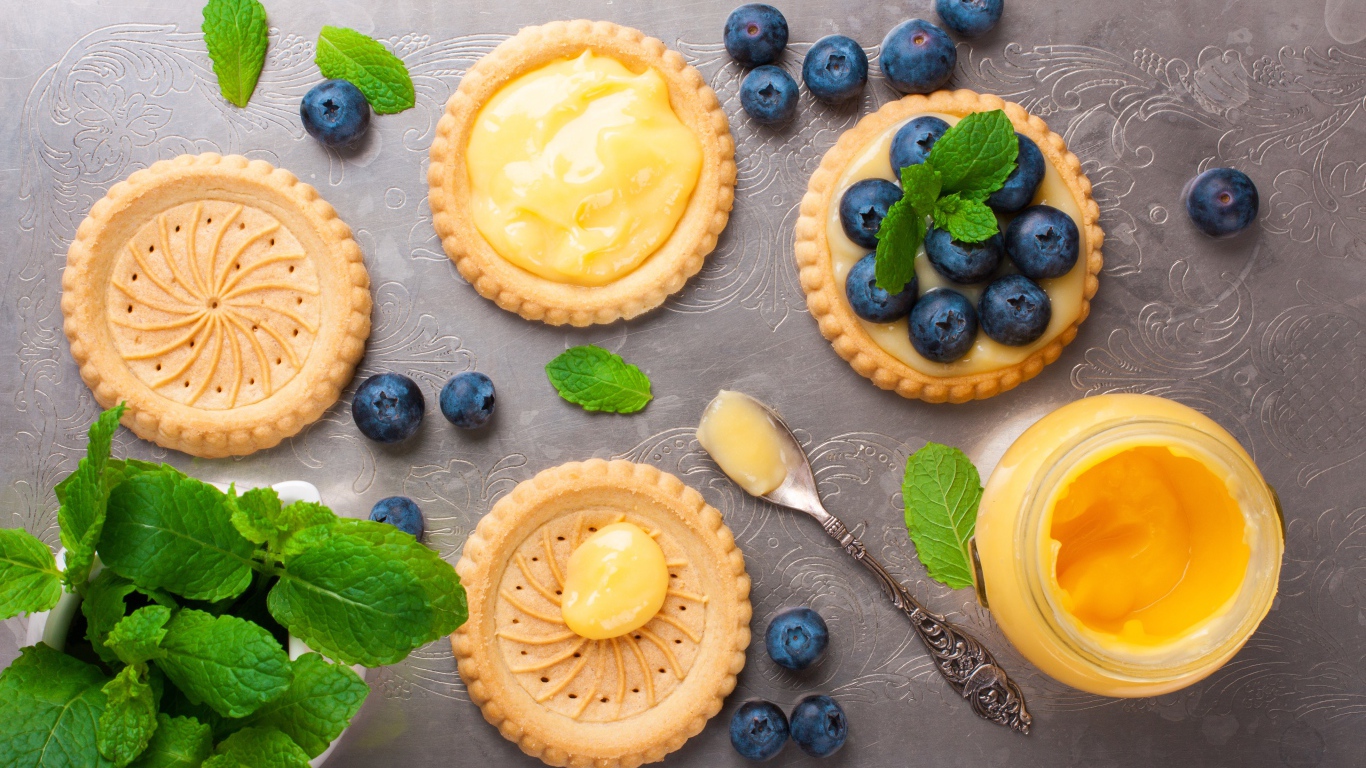 Печенье с кремом, ягодами черники и мятой