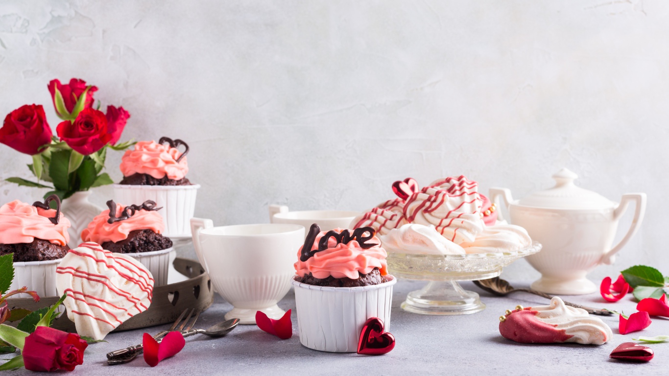 Аппетитные сладкие кексы на столе с розами