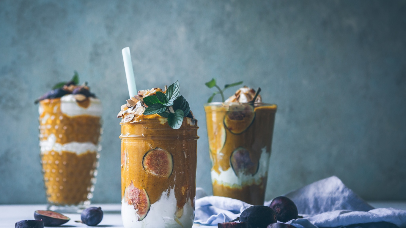 Десерт с плодами инжира на сером фоне