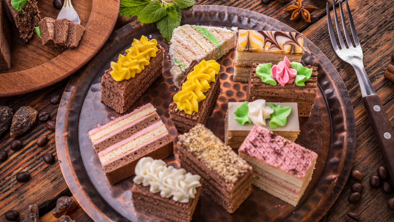 Разные вкусные пирожные на подносе 