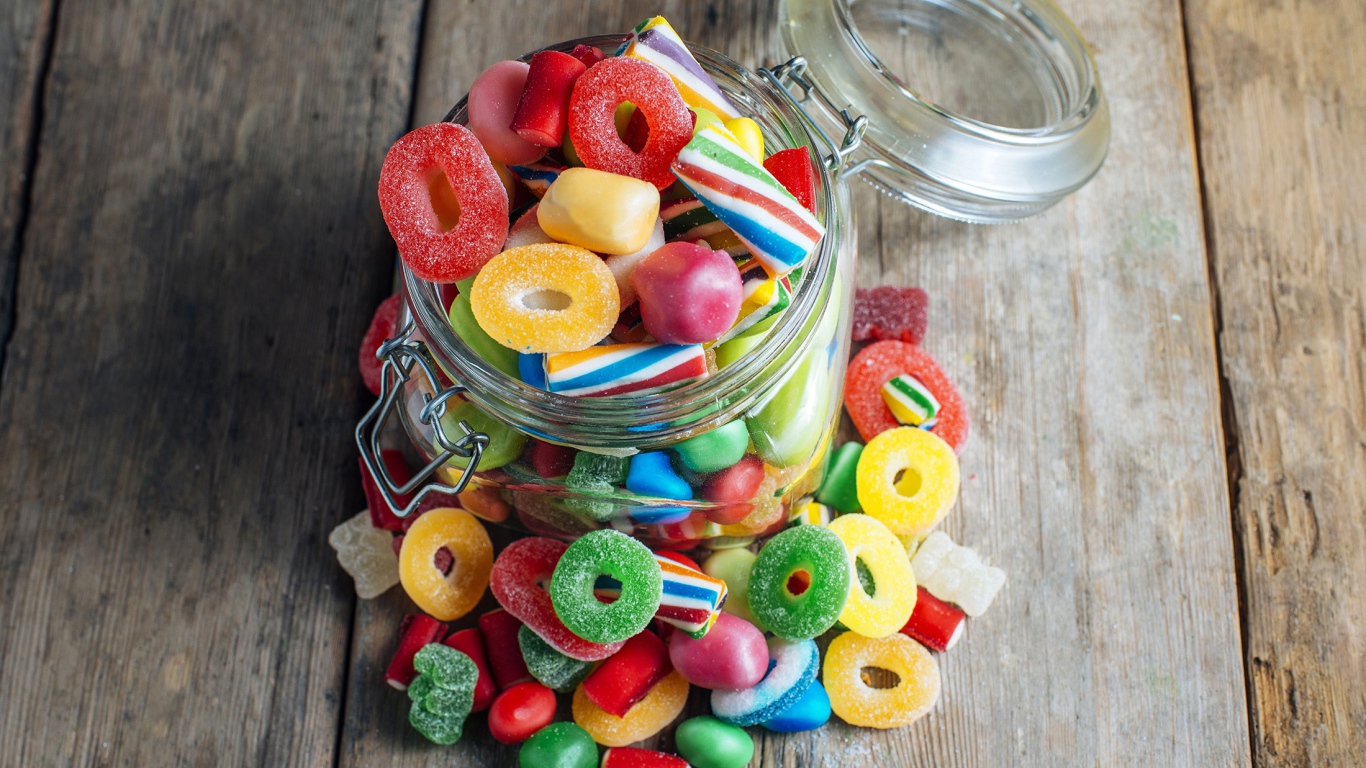 Стеклянная банка с разноцветными желейными конфетами