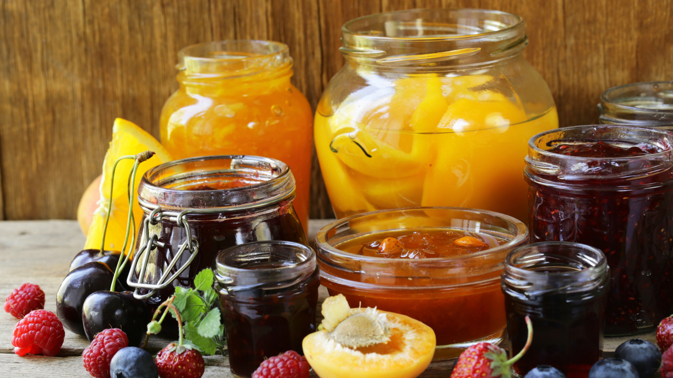 Повидло и варенье на столе с ягодами