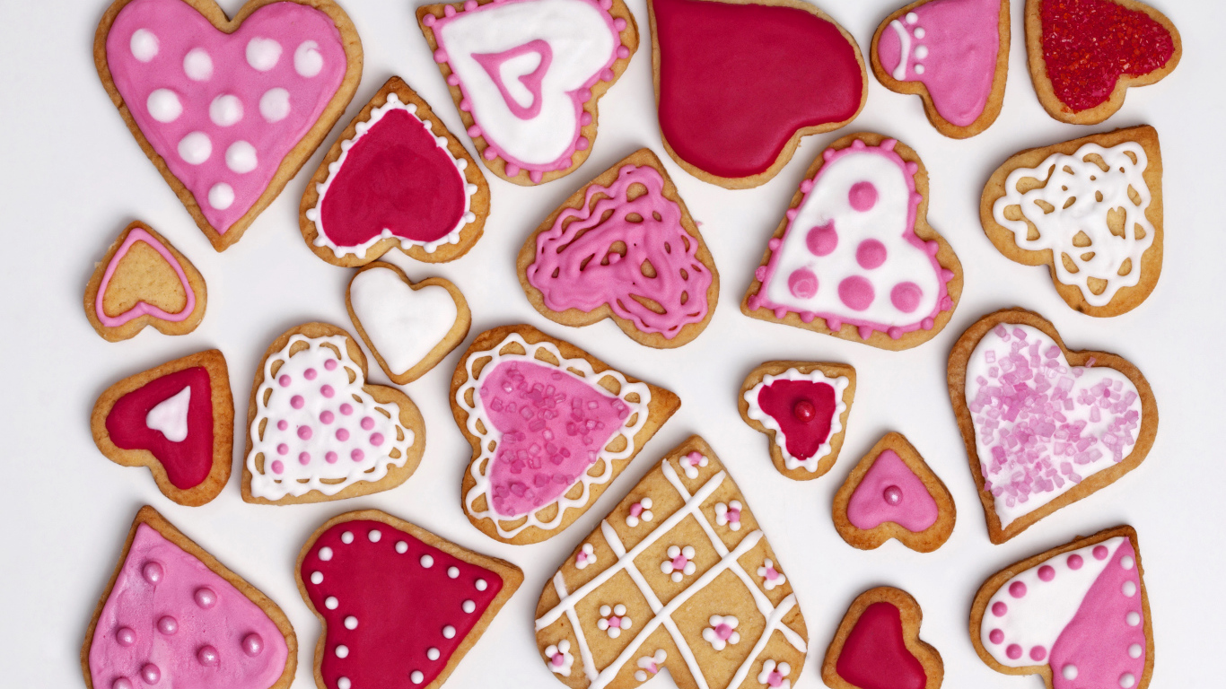 Много печенья в форме сердца с глазурью на сером фоне